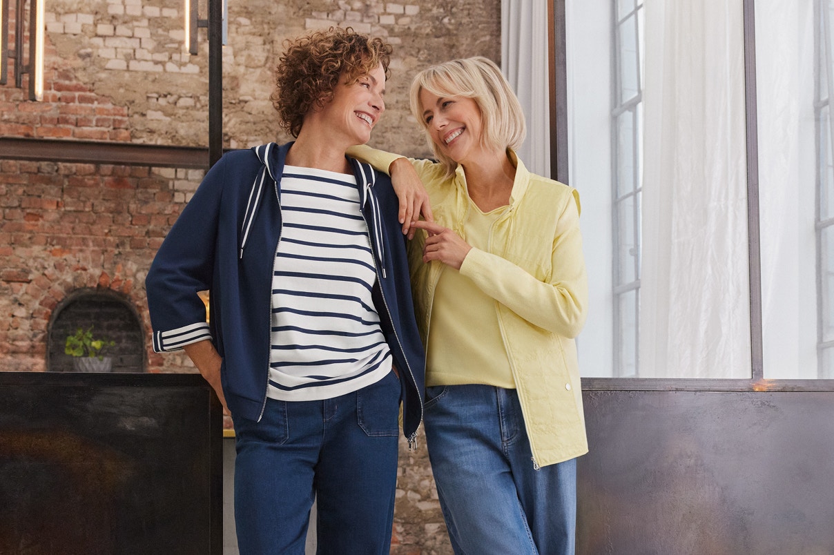 Zwei Frauen stehend in Bonita Neuheiten.