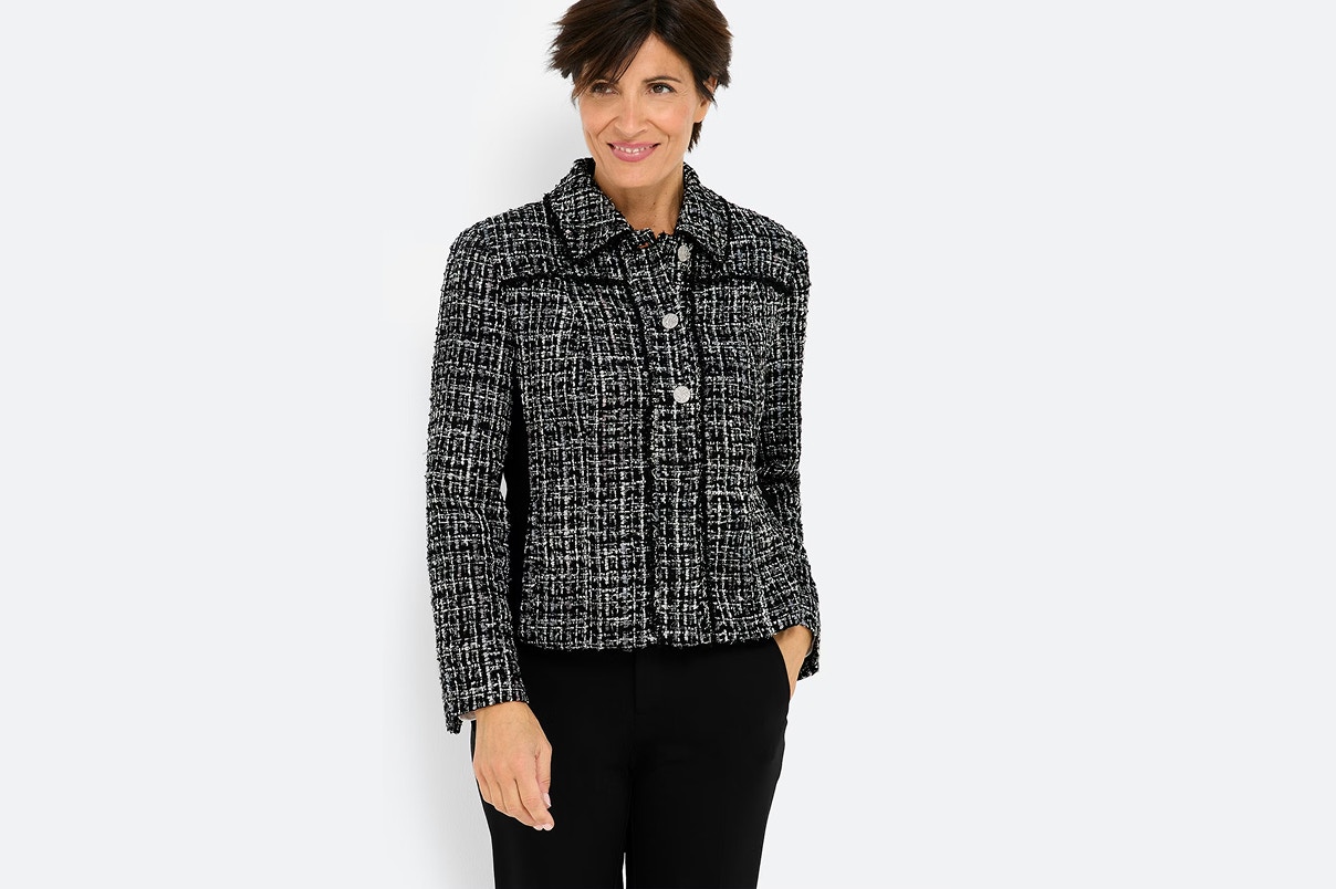 Eine Frau im Bonita Blazer, mit schwarzer Hose. 