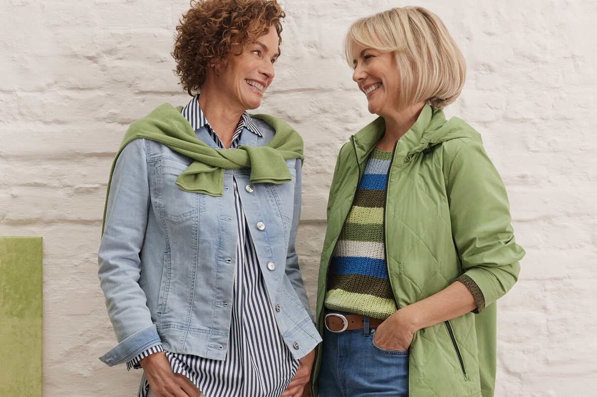 Twee vrouwen staand in Bonita Nieuwigheden. 