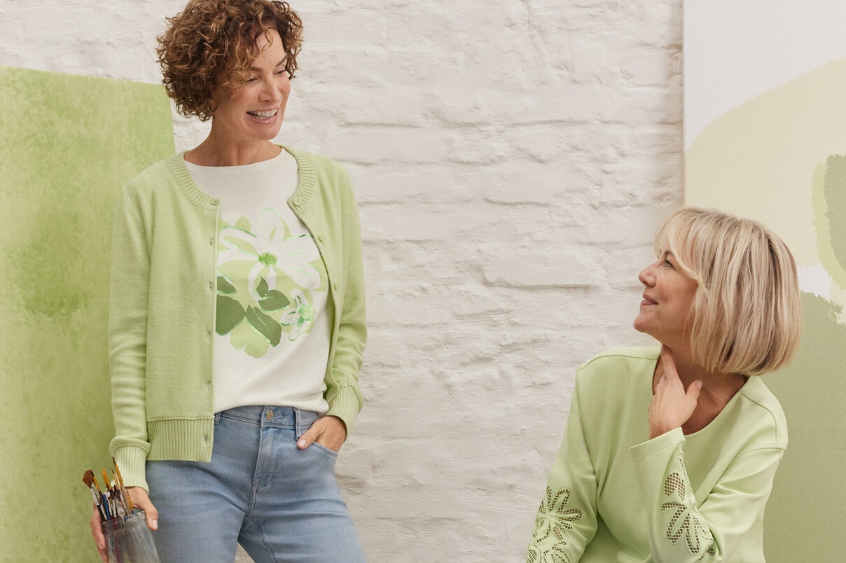Twee vrouwen in Bonita Nieuwigheden.   
