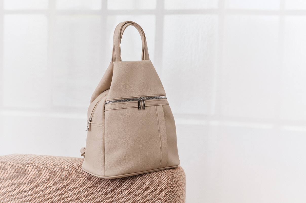 Een rugzak op een bank.