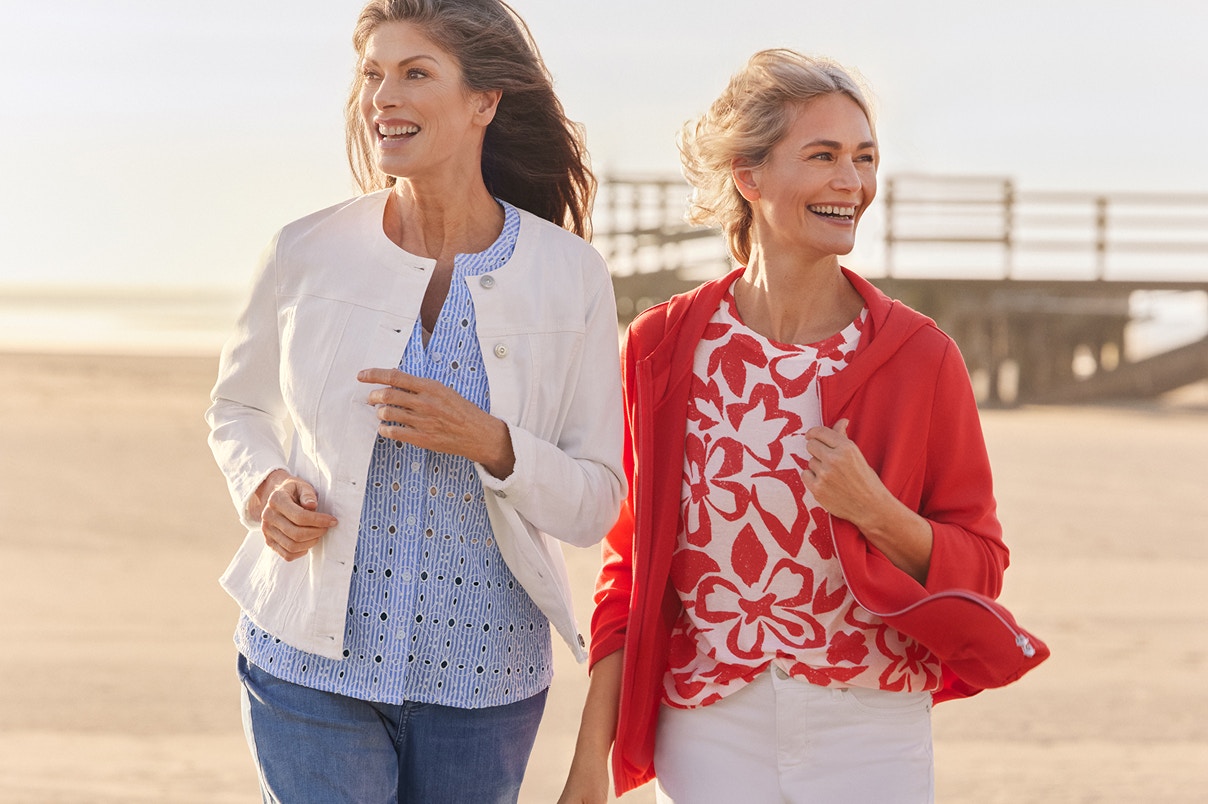 Zwei Frauen laufend am Strand in Bonita Neuheiten.   