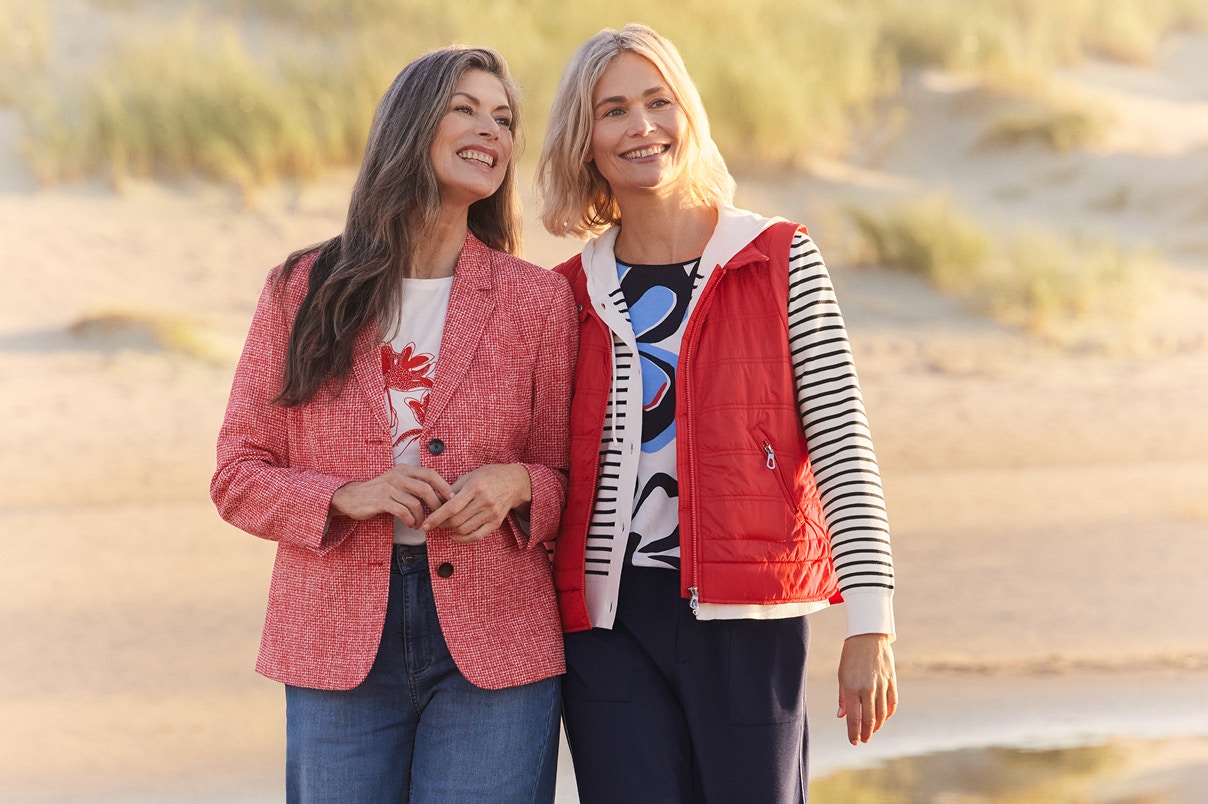 Zwei Frauen am Strand laufend in Bonita Neuheiten. 