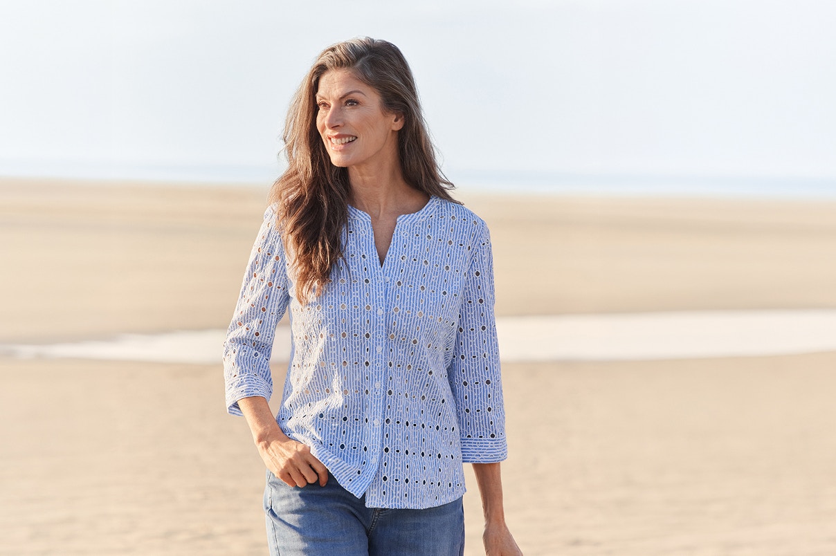 Eine Frau in blauer Jeans mit blauer Bluse.   