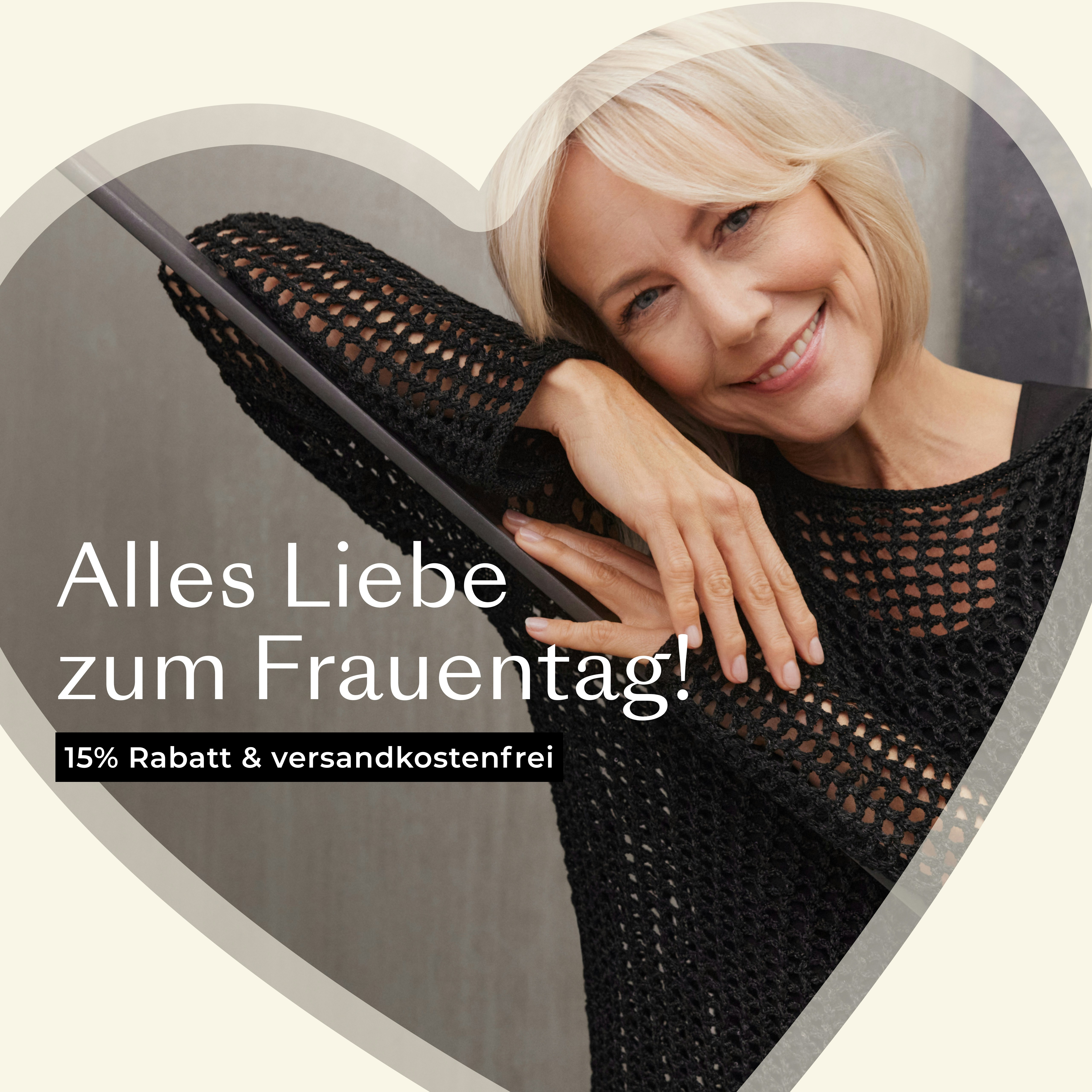 Frau in schwarzem Oberteil lehnt sich an. Alles Liebe zum Frauentag.