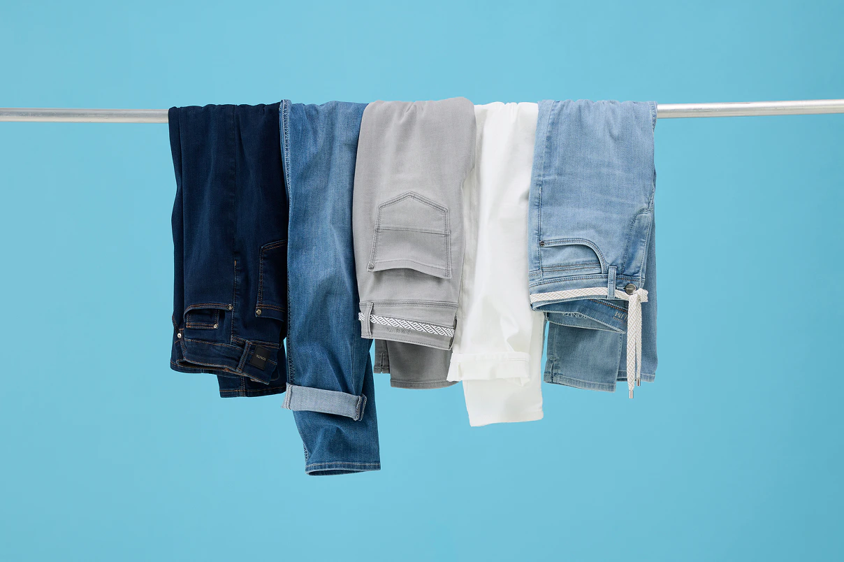 Verschiedene Jeans hängend über eine Stange. 