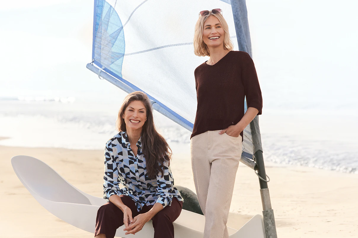 Zwei Frauen am Strand in Bonita Neuheiten.   