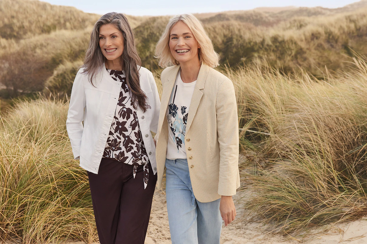 Zwei Frauen am Strand laufend in Bonita Neuheiten.  