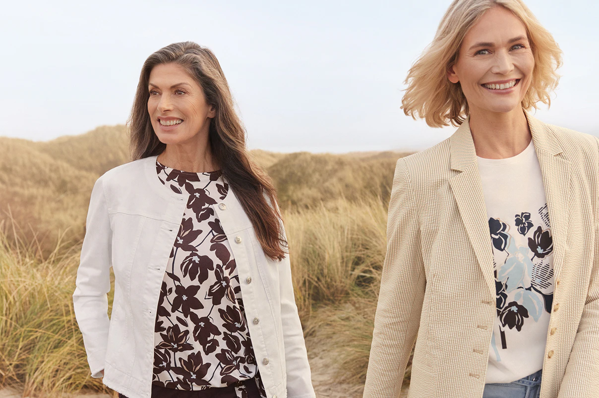 Twee vrouwen die over het strand in Bonita lopen.