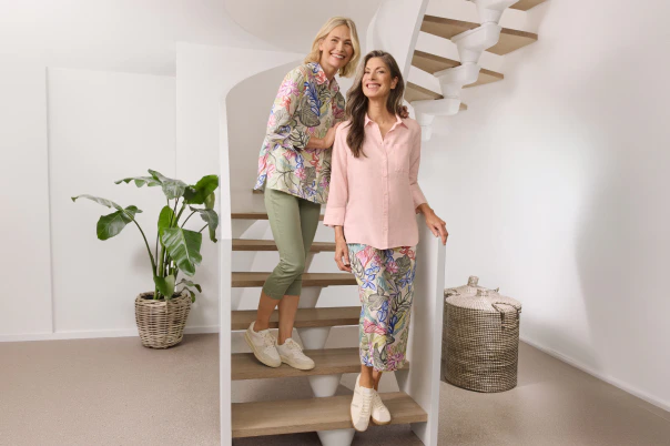 Zwei Frau stehend auf einer Treppe in Bonita Neuheiten. 
