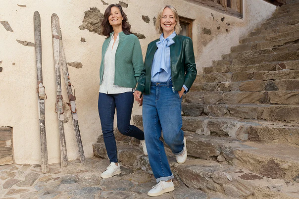 Twee vrouwen lopen een trap af en dragen de allernieuwste kleding van Bonita.