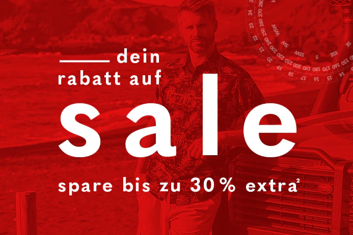 CASAMODA Herren-Sommeroutfit mit blauem Kurzarmhemd und beiger Cargoshorts am Küstenstrand mit rotem Overlayer mit der Aufschrift Sale spare bis zu 30% extra