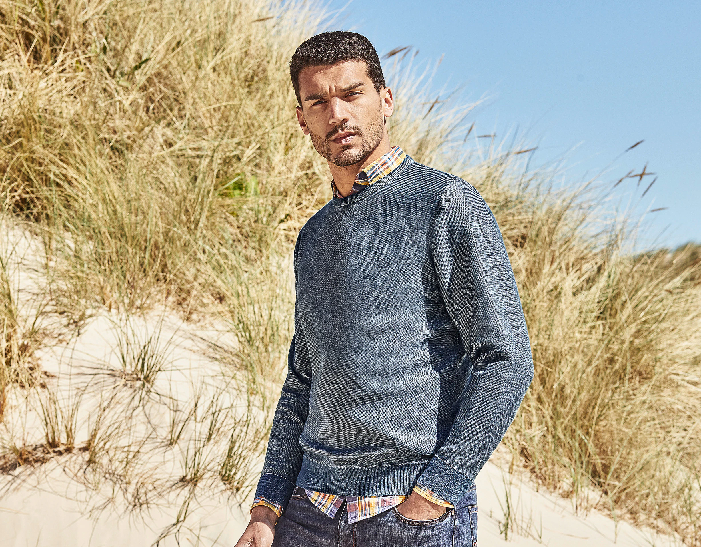Rundhals Pullover vor einer Düne präsentiert