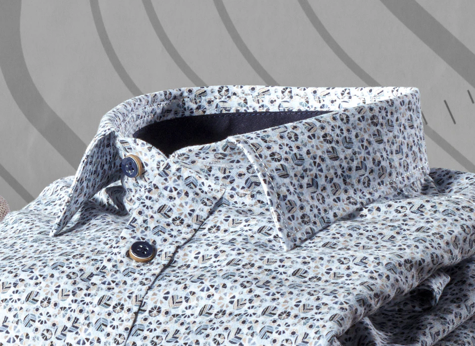 Hellblaues Herrenhemd mit feinem abstraktem Print in Blau und Braun sowie kontrastierenden dunklen Knöpfen.