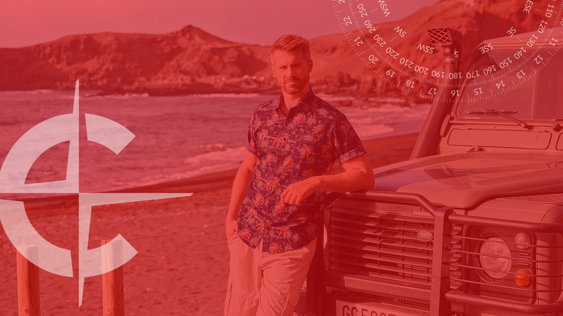 CASAMODA Herren-Sommeroutfit mit blauem Kurzarmhemd und beiger Cargoshorts am Küstenstrand mir rotem Overlayer 