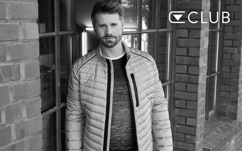 Thore Schölermann posiert mit einer Steppjacke von CASAMODA und mit dem CASAMODA CLUB Logo 