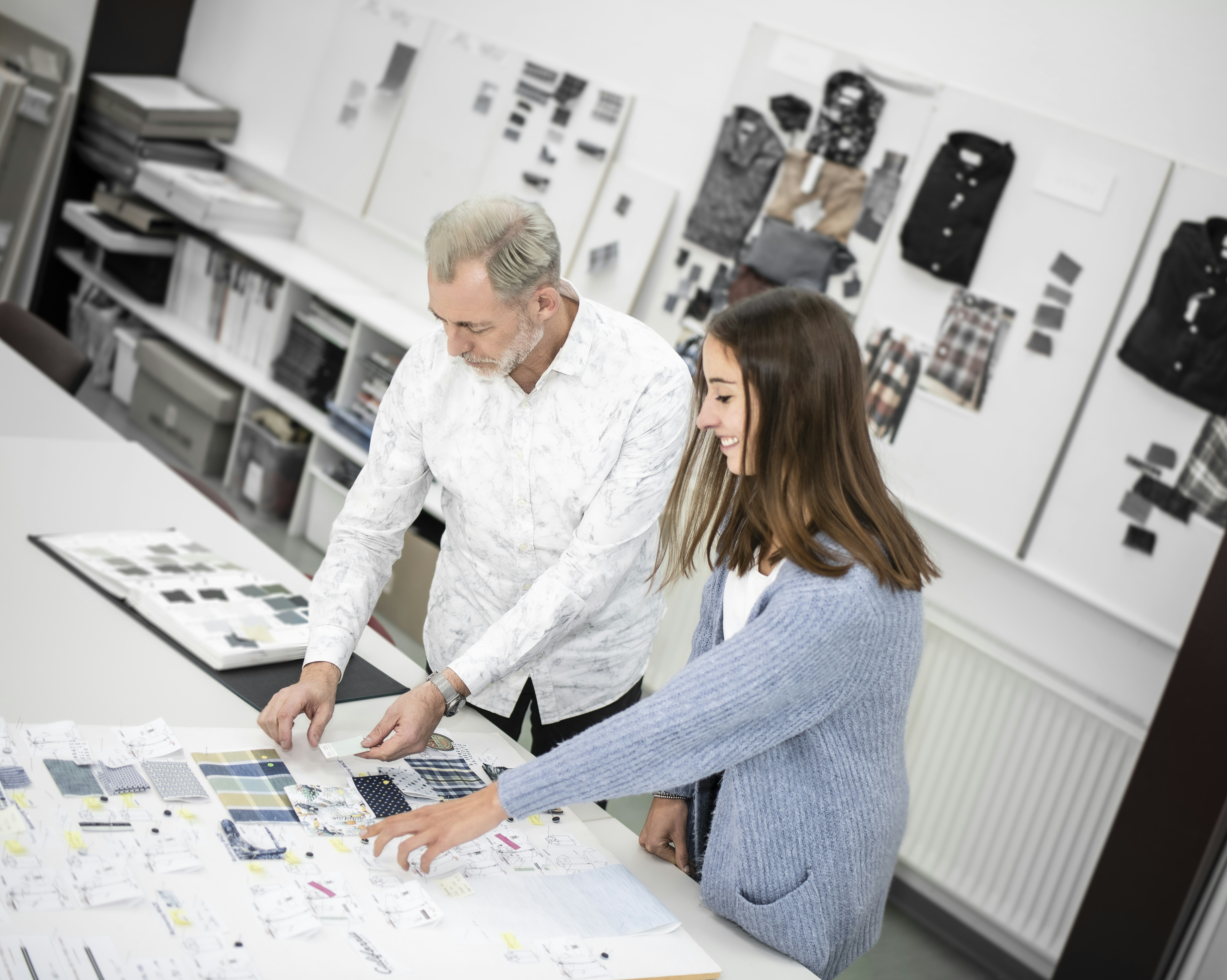 Mitarbeiter bei der Kollektionserstellung der Firma CASAMODA