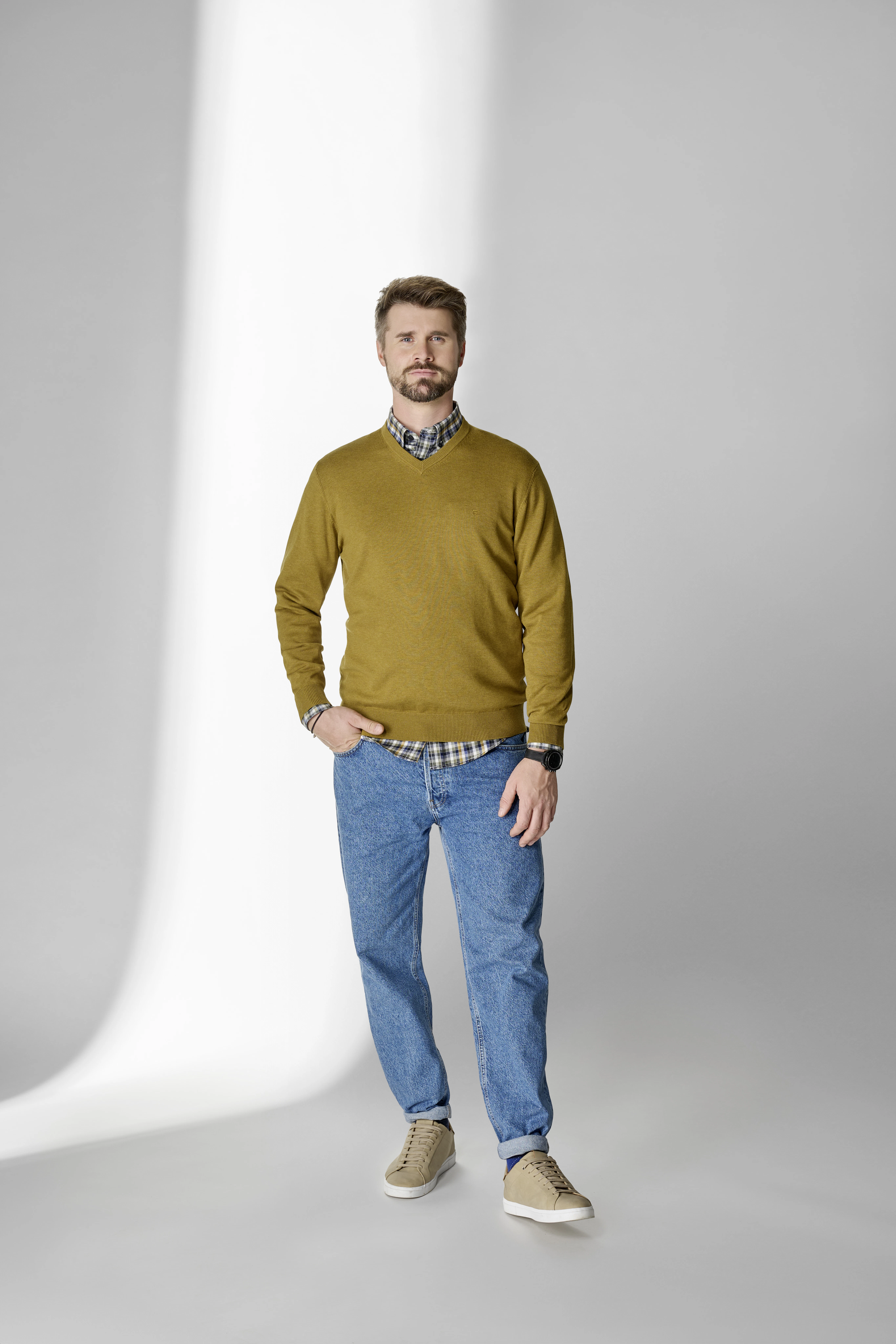 Thore Schölermann posiert mit einem Sweatshirt von CASAMODA