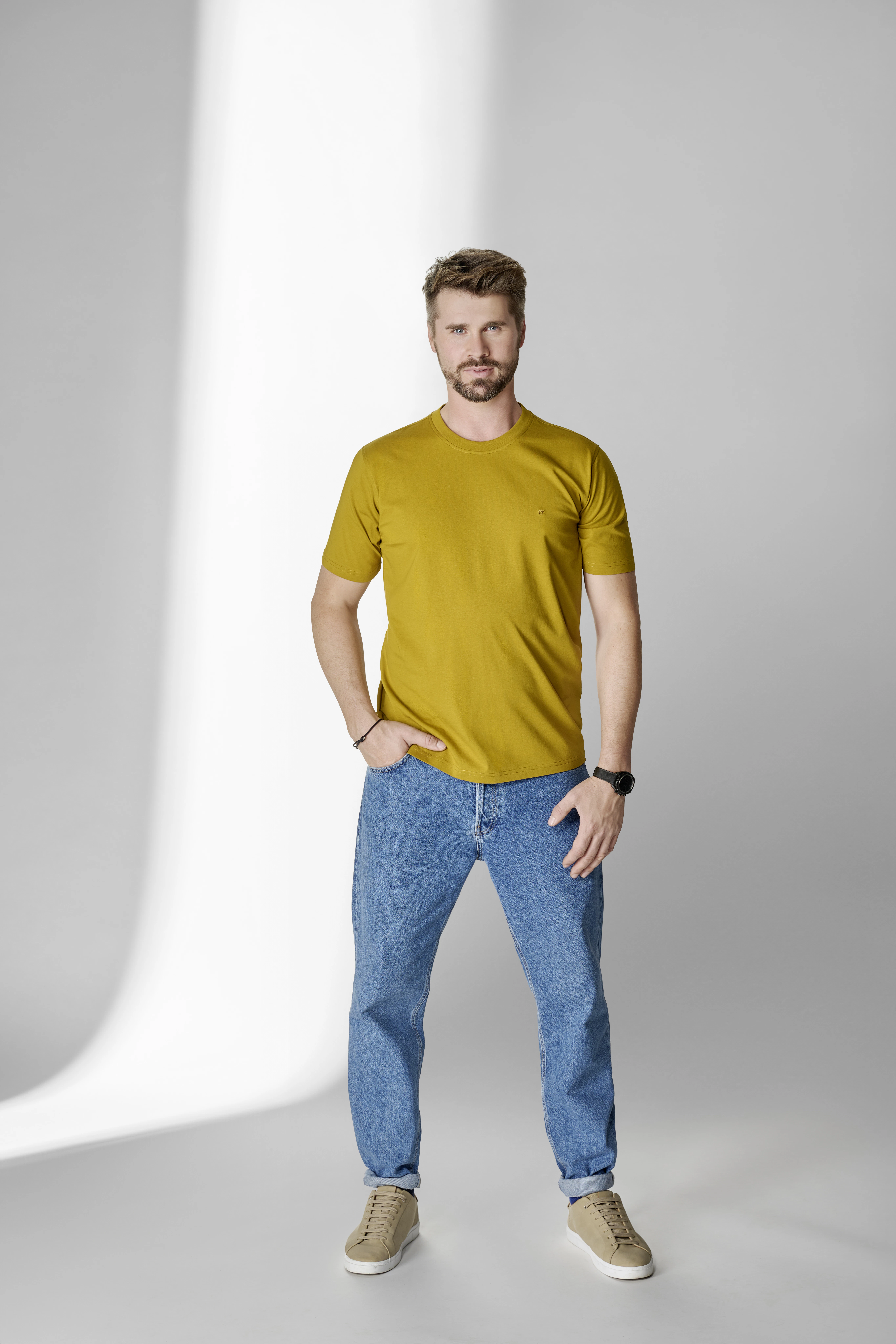Thore Schölermann posiert mit einem T-Shirt von CASAMODA