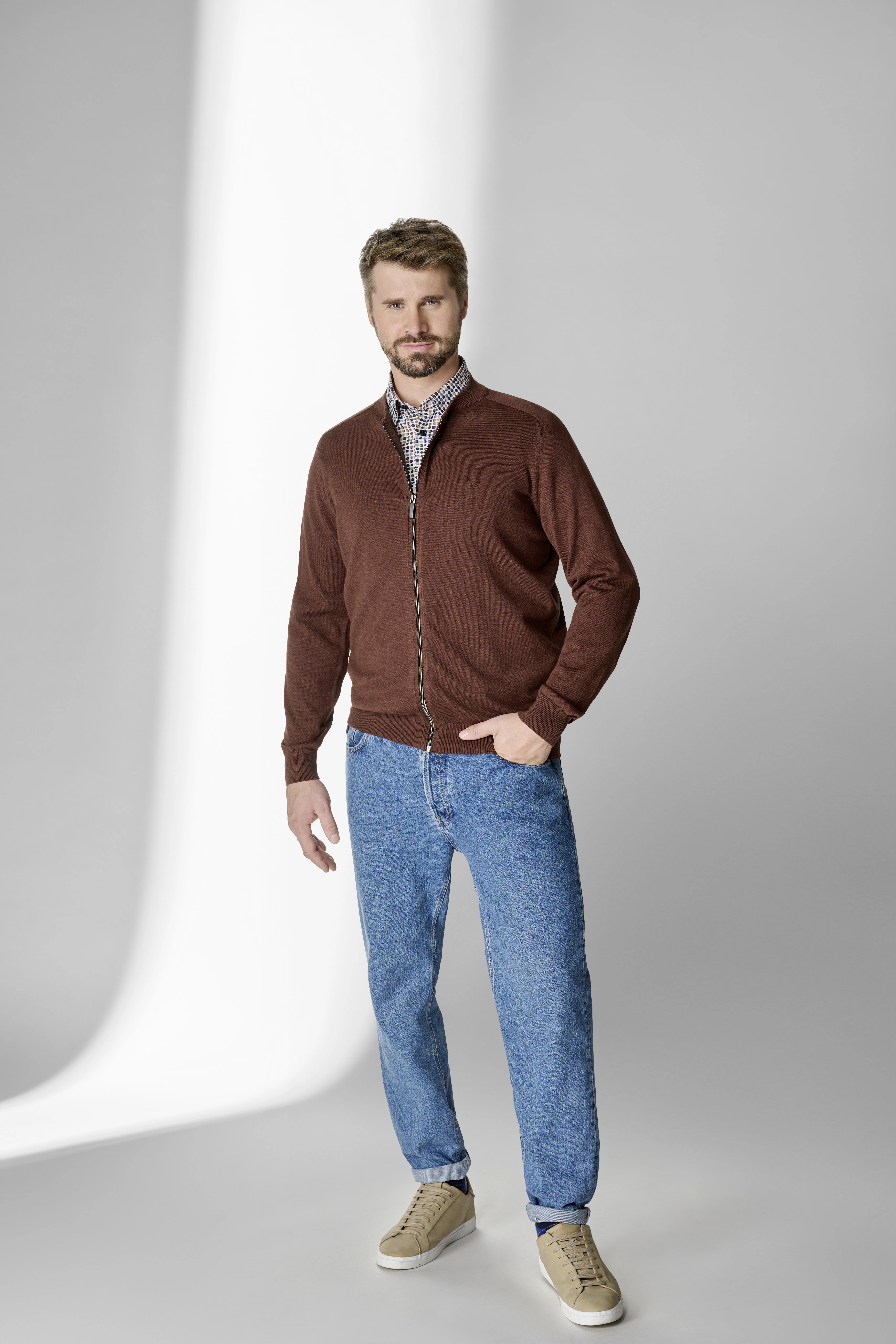 Thore Schölermann posiert mit einer Strickjacke von CASAMODA