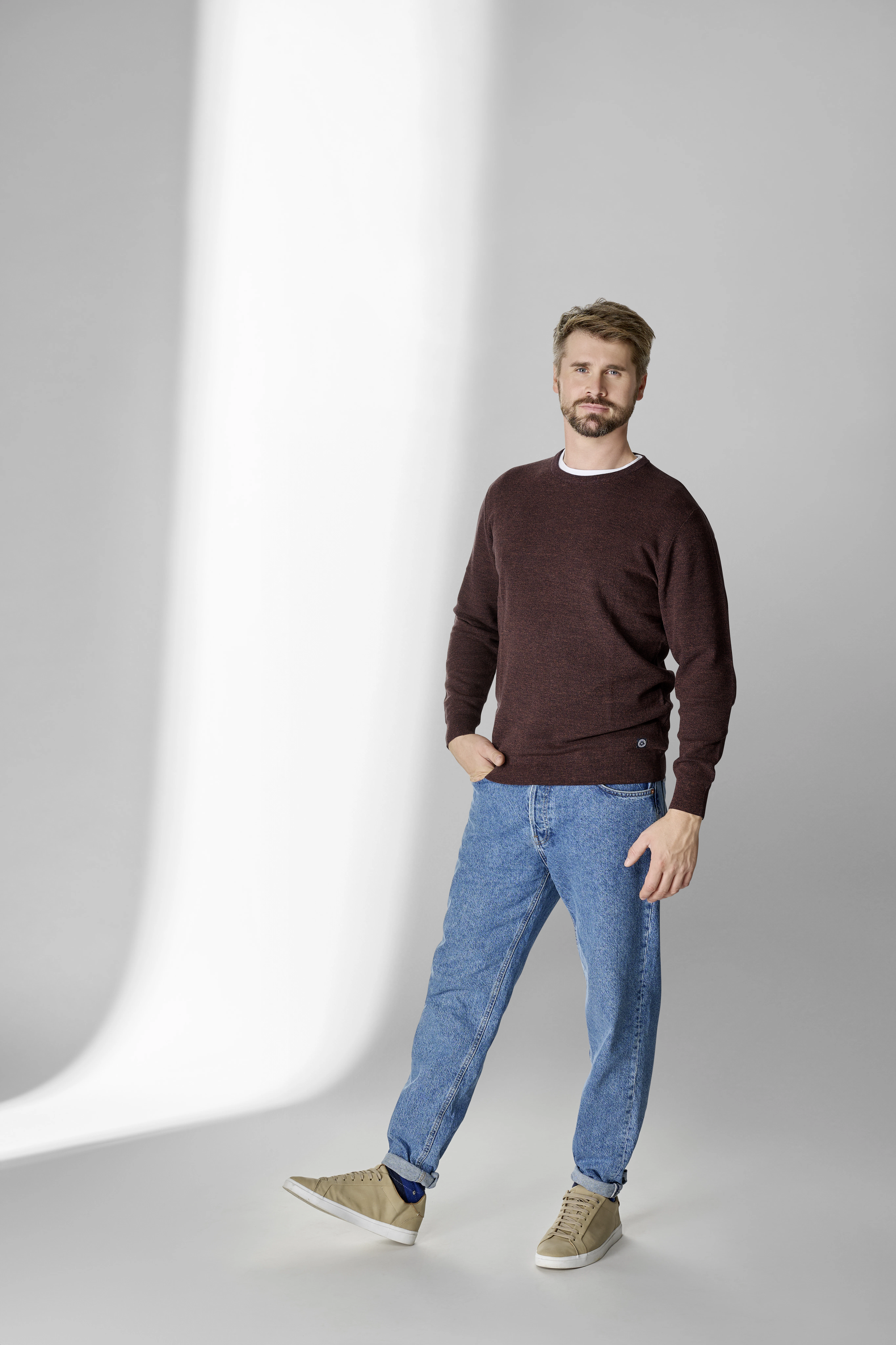 Thore Schölermann posiert mit einem Pullover von CASAMODA