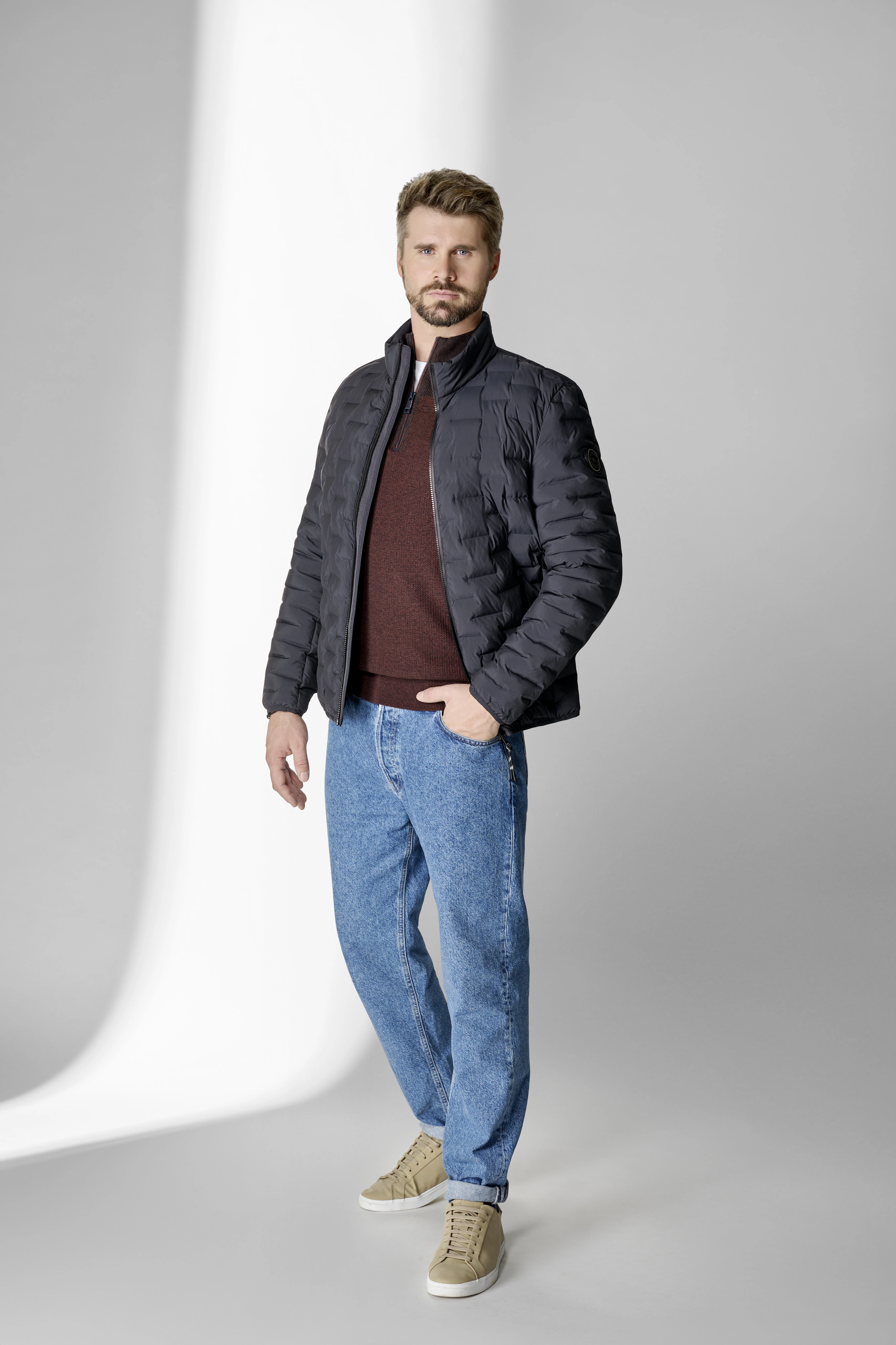 Thore Schölermann posiert mit einer schwarzen Herrenjacke von CASAMODA