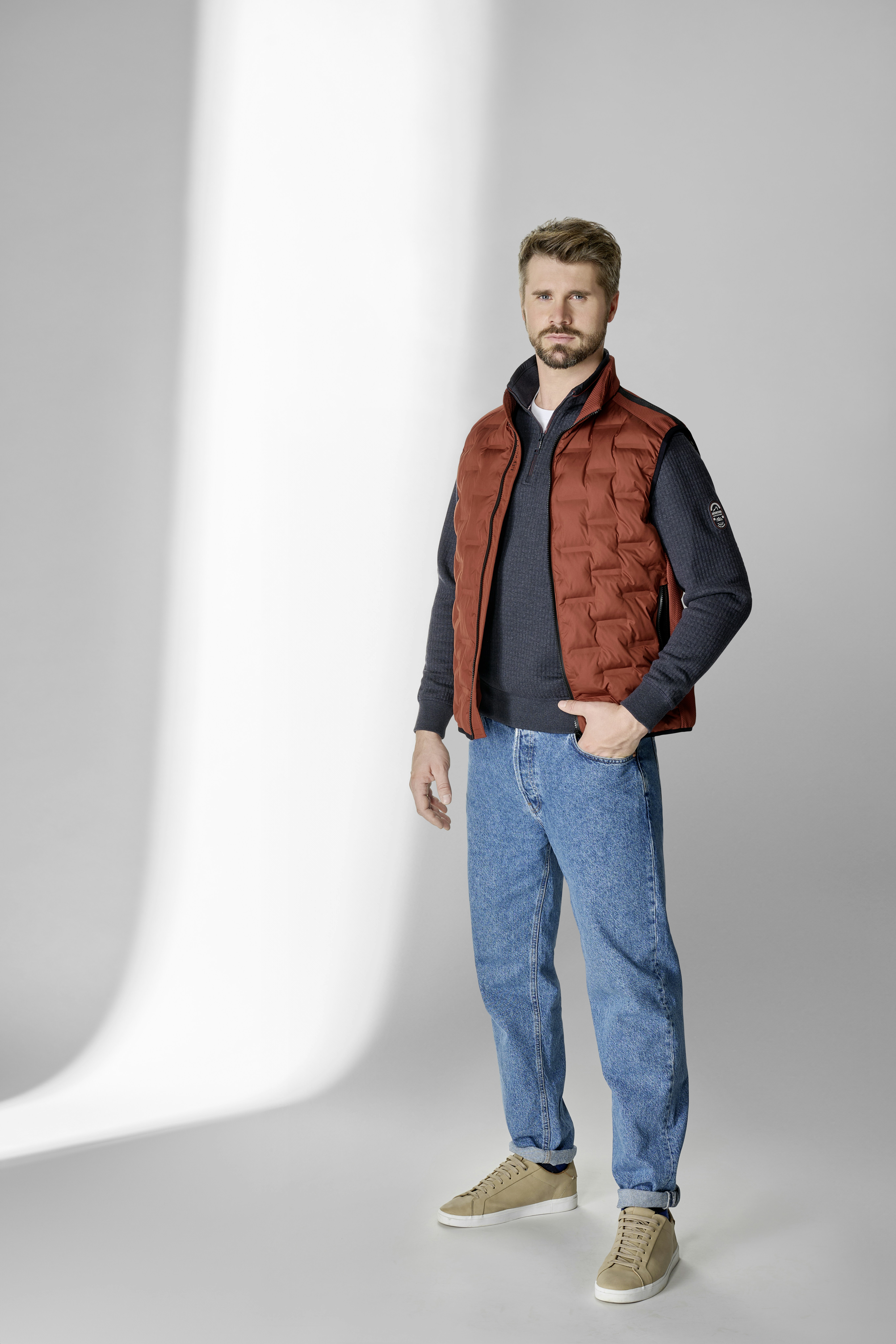 Thore Schölermann posiert mit einer roten Weste von CASAMODA