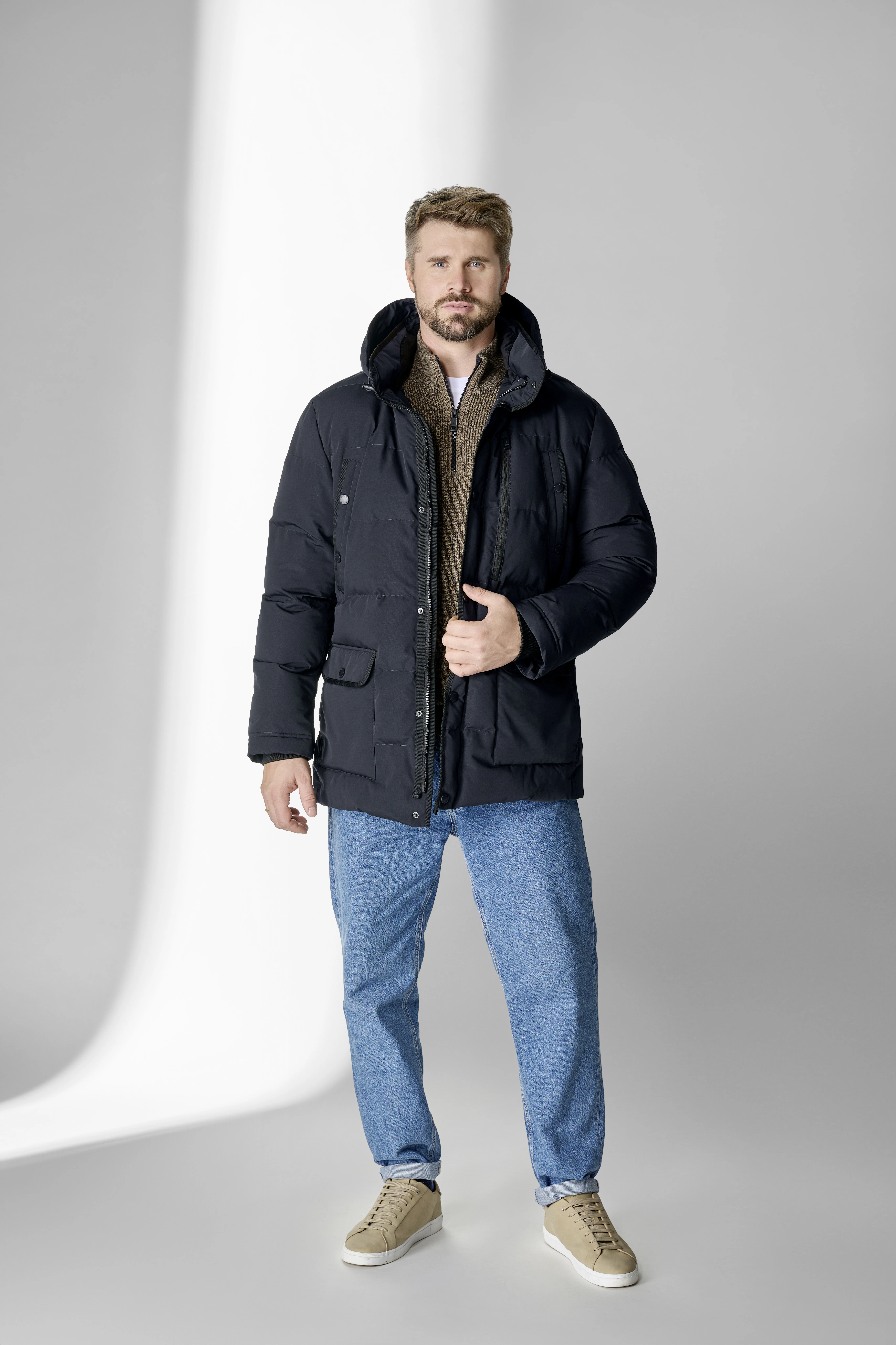 Thore Schölermann posiert mit einer schwarzen Herrenjacke von CASAMODA