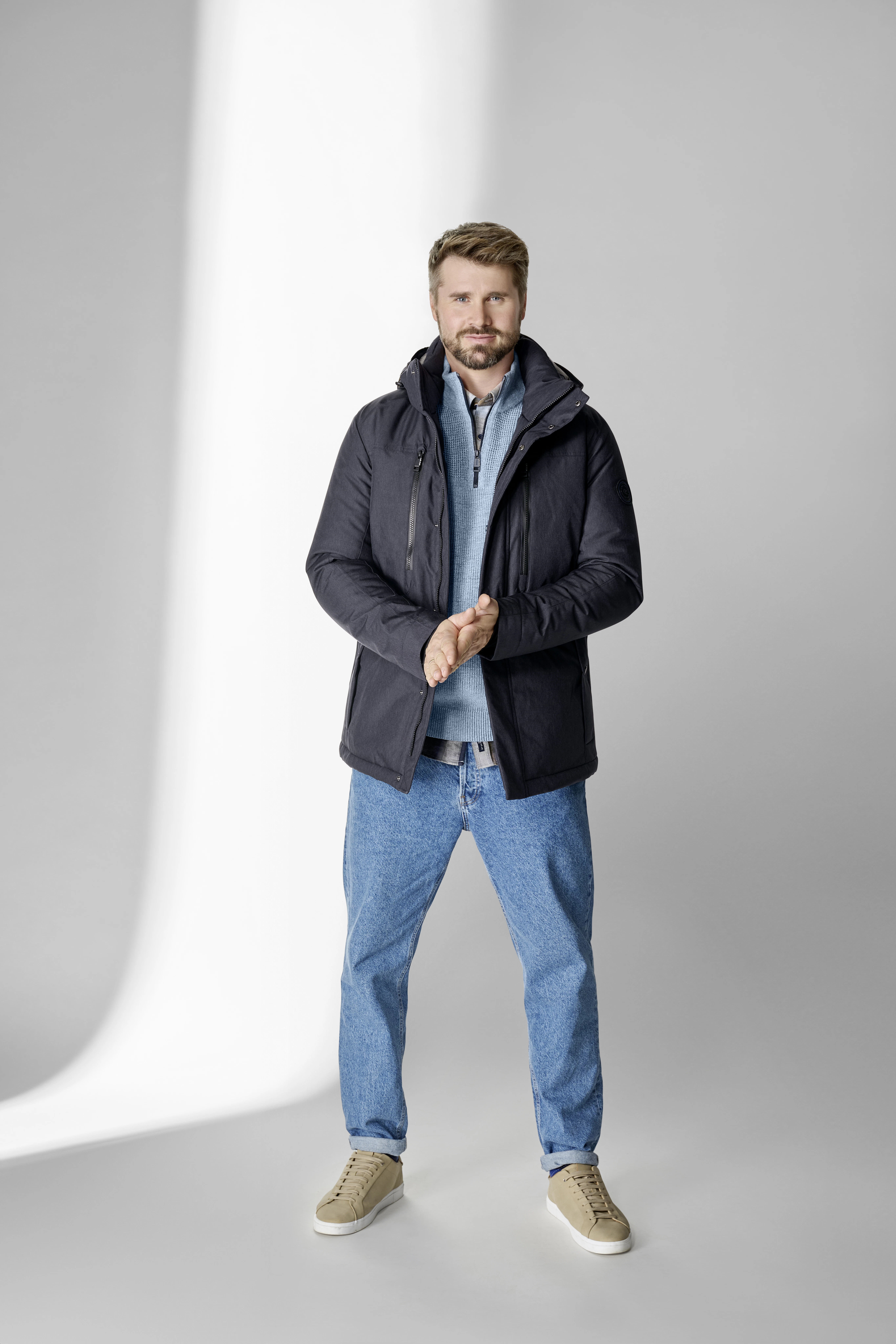 Thore Schölermann posiert mit einer schwarzen Herrenjacke von CASAMODA