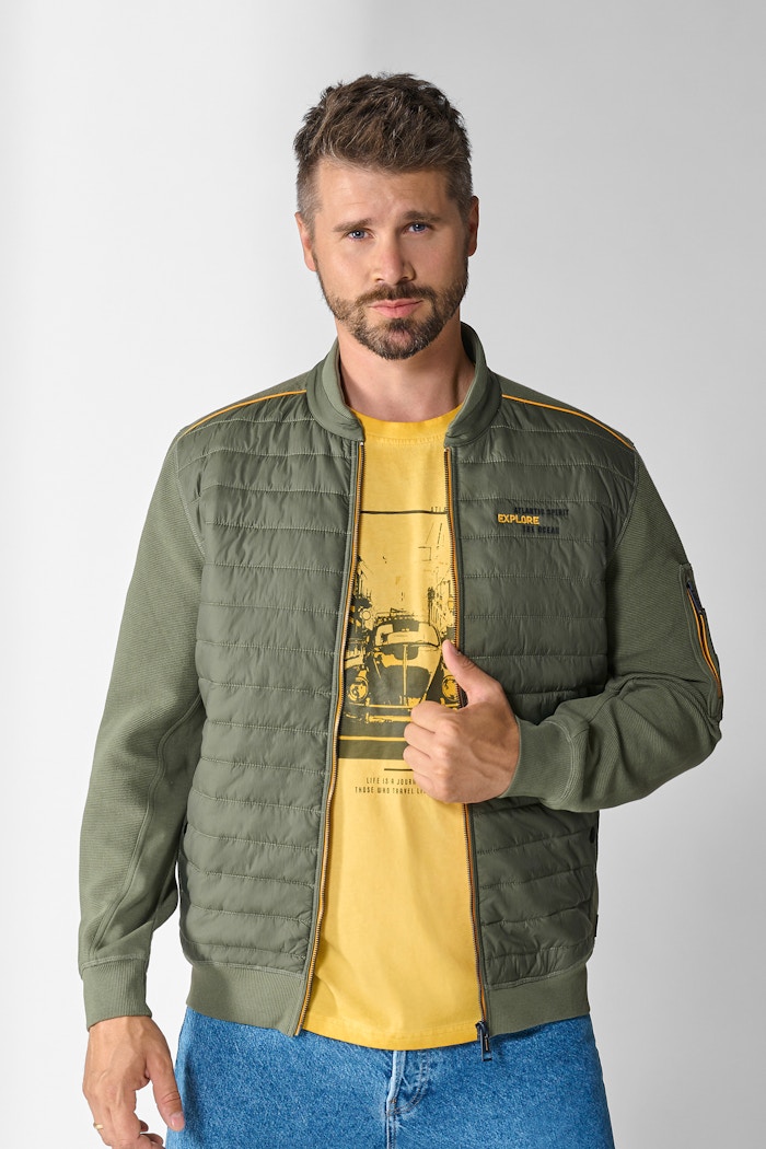 Thore Schölermann zeigt ein T-Shirt und eine Materialmixjacke von Casamoda