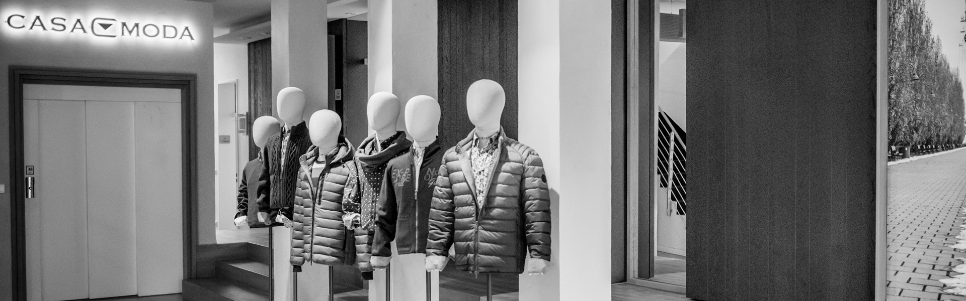 Outfits von Casamoda auf Puppen dargestellt