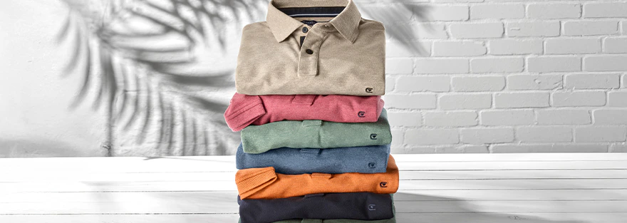 Ein Stapel mit verschiedenen Poloshirts von CASAMODA