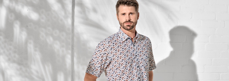 Thore Schölermann posiert mit einem blauen Freizeithemd von CASAMODA
