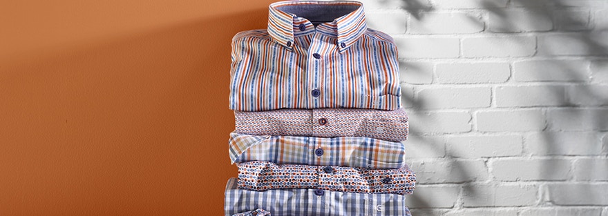 Ein Stapel mit verschiedenen Freizeithemden von CASAMODA