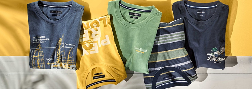 T-Shirts liegen in verschiedenen Farben von CASAMODA aneinander gereiht 