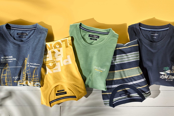 T-Shirts liegen in verschiedenen Farben von CASAMODA aneinander gereiht 