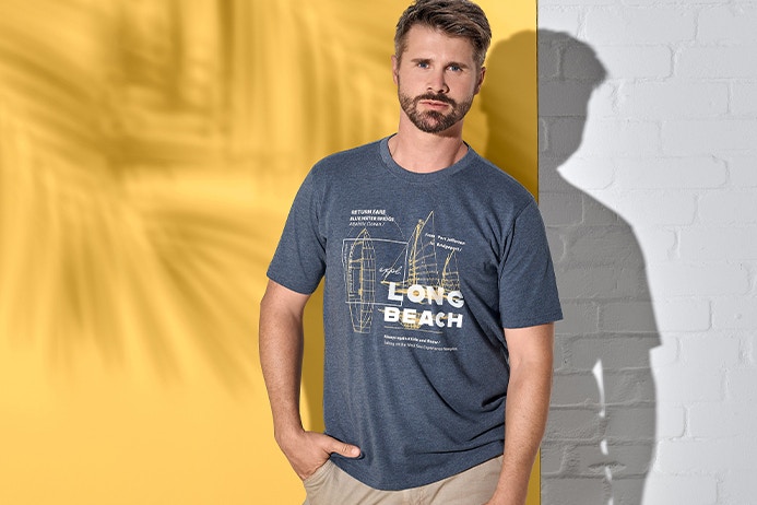 Thore Schölermann posiert mit einem blauen T-Shirt von CASAMODA