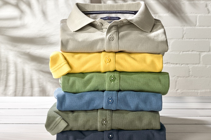 Ein Stapel mit verschiedenen Poloshirts von CASAMODA