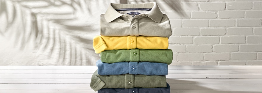 Ein Stapel mit verschiedenen Poloshirts von CASAMODA