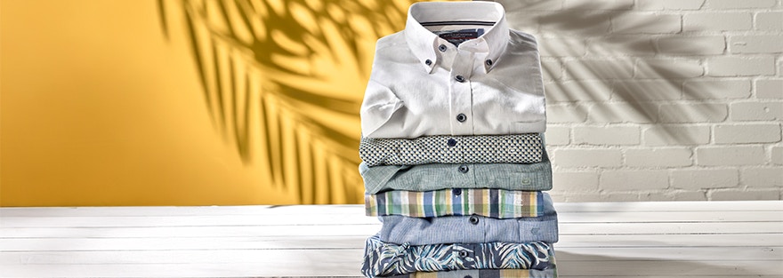 Ein Stapel mit verschiedenen Freizeithemden von CASAMODA