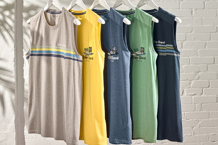 Tanktops in verschiedenen Farben von CASAMODA hängen an Kleiderbügel