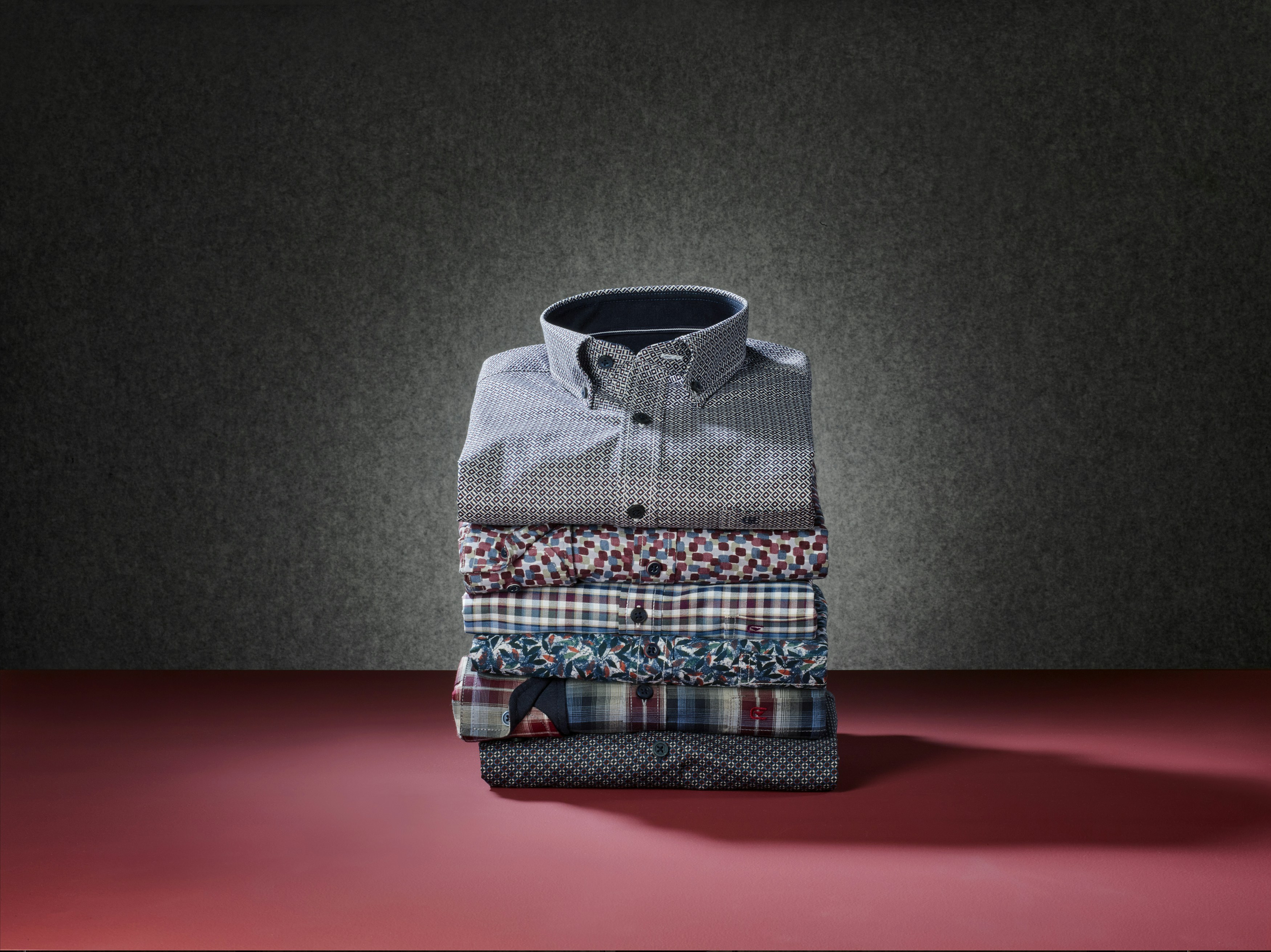 Ein Stapel mit verschiedenen Freizeithemden von CASAMODA