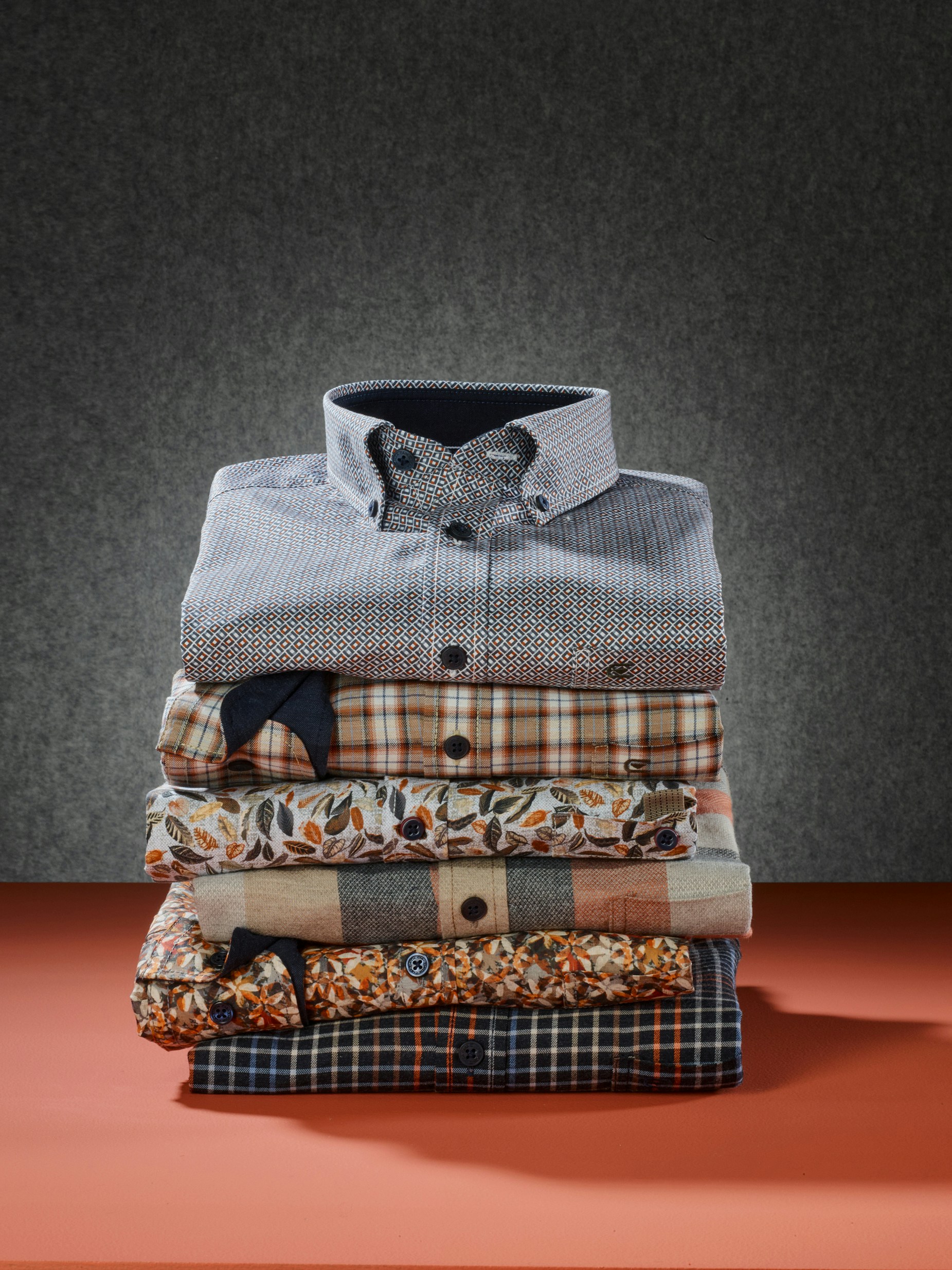 Ein Stapel von CASAMODA Hemden