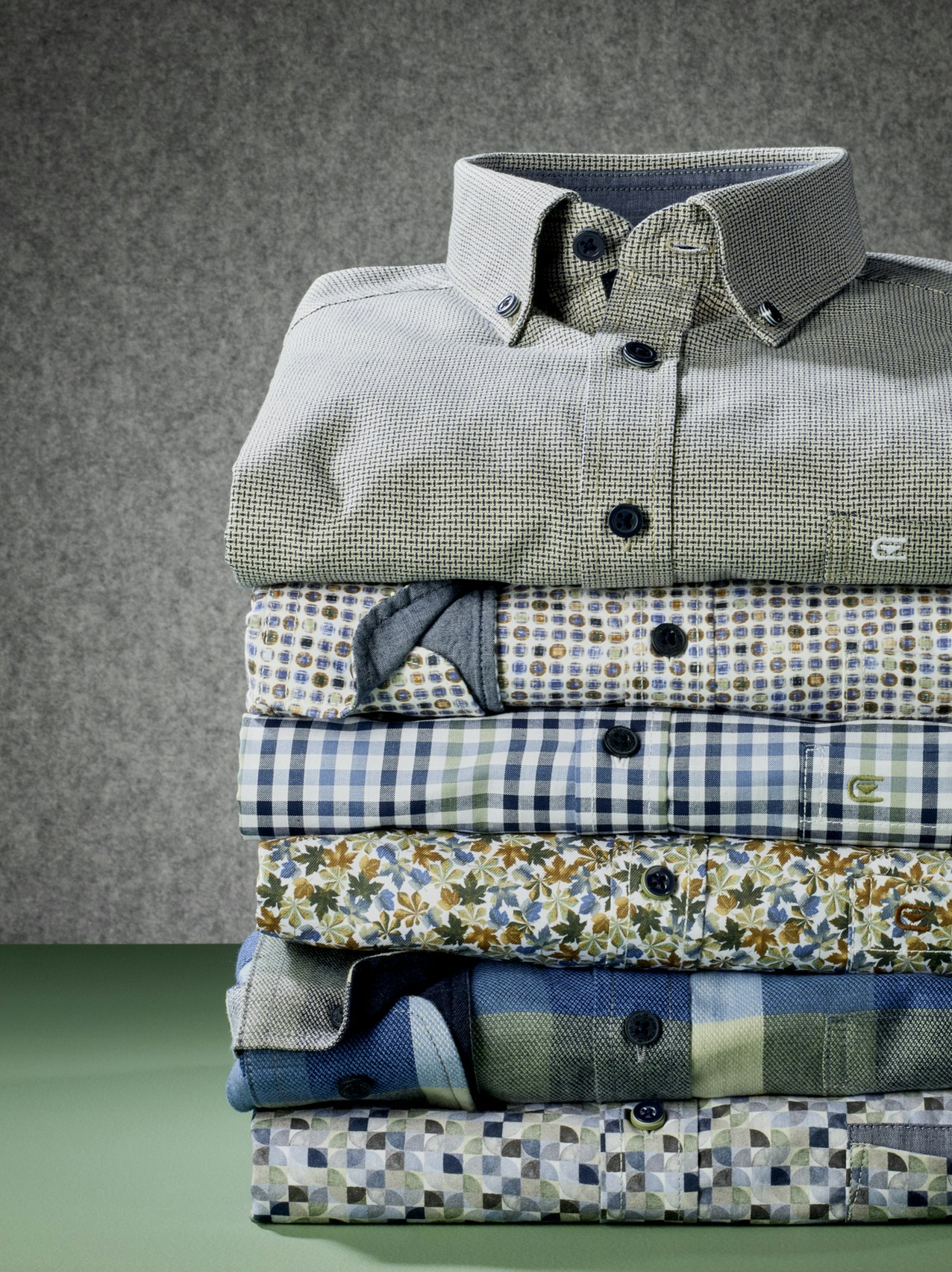 Ein Stapel mit verschiedenen Freizeithemden von CASAMODA