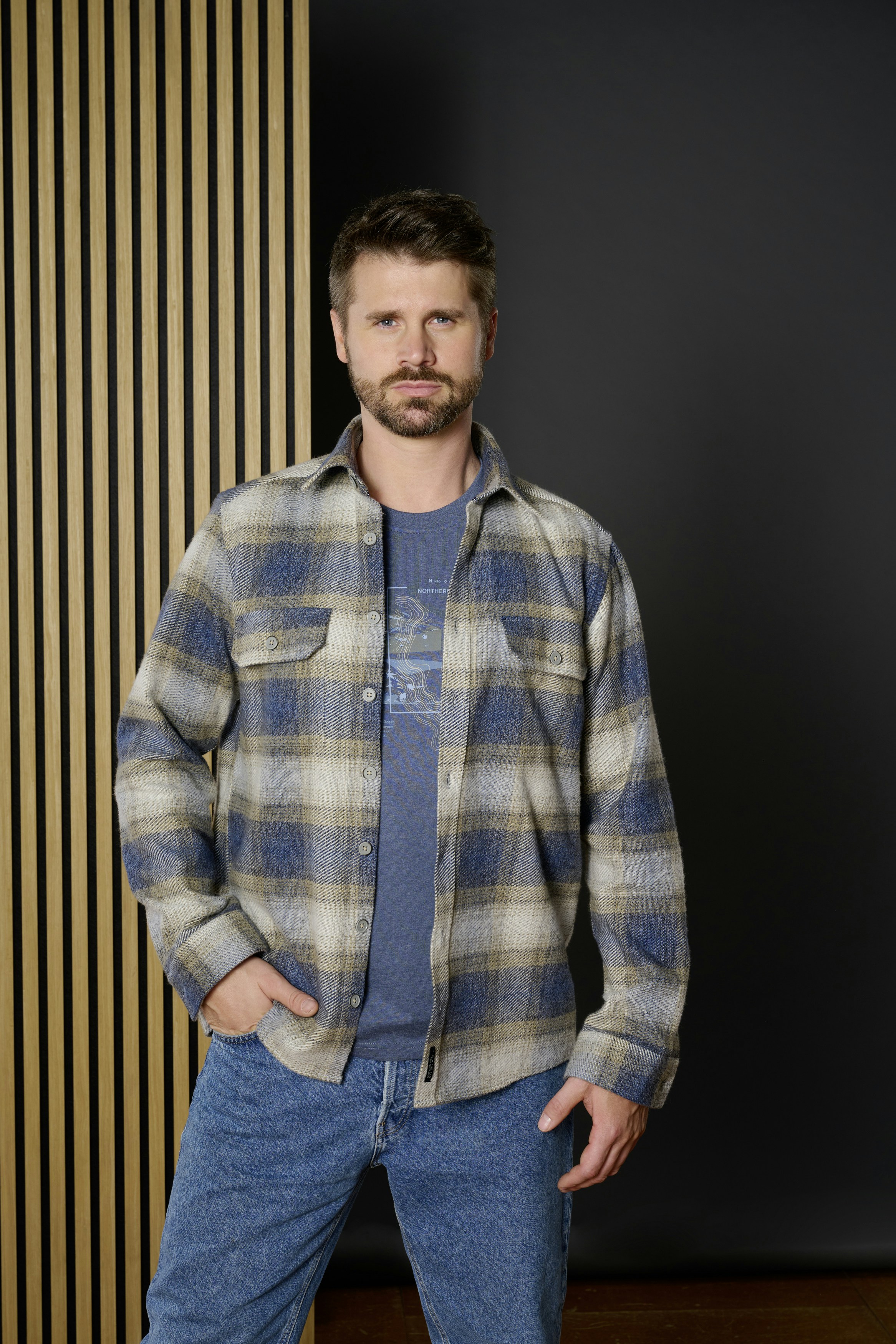 Thore Schölermann präsentiert ein kartiertes Overshirt von CASAMODA