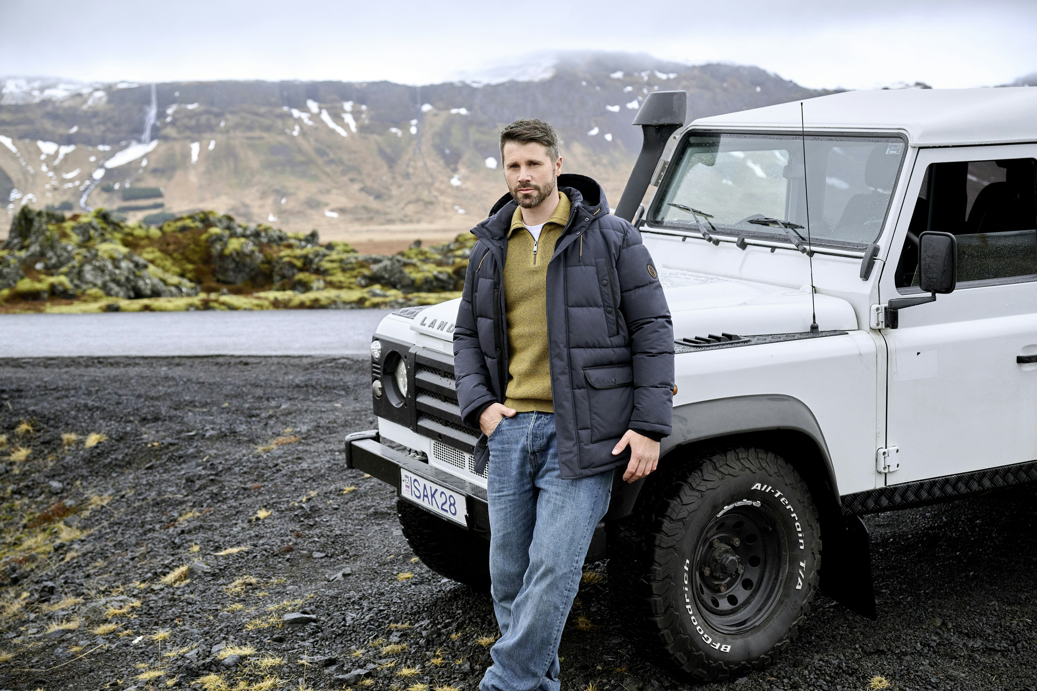 Thore Schölermann posiert mit einer blauen Jacke von CASAMODA