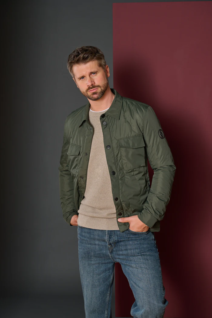 Thore Schölermann posiert in einer grünen Jacke von CASAMODA