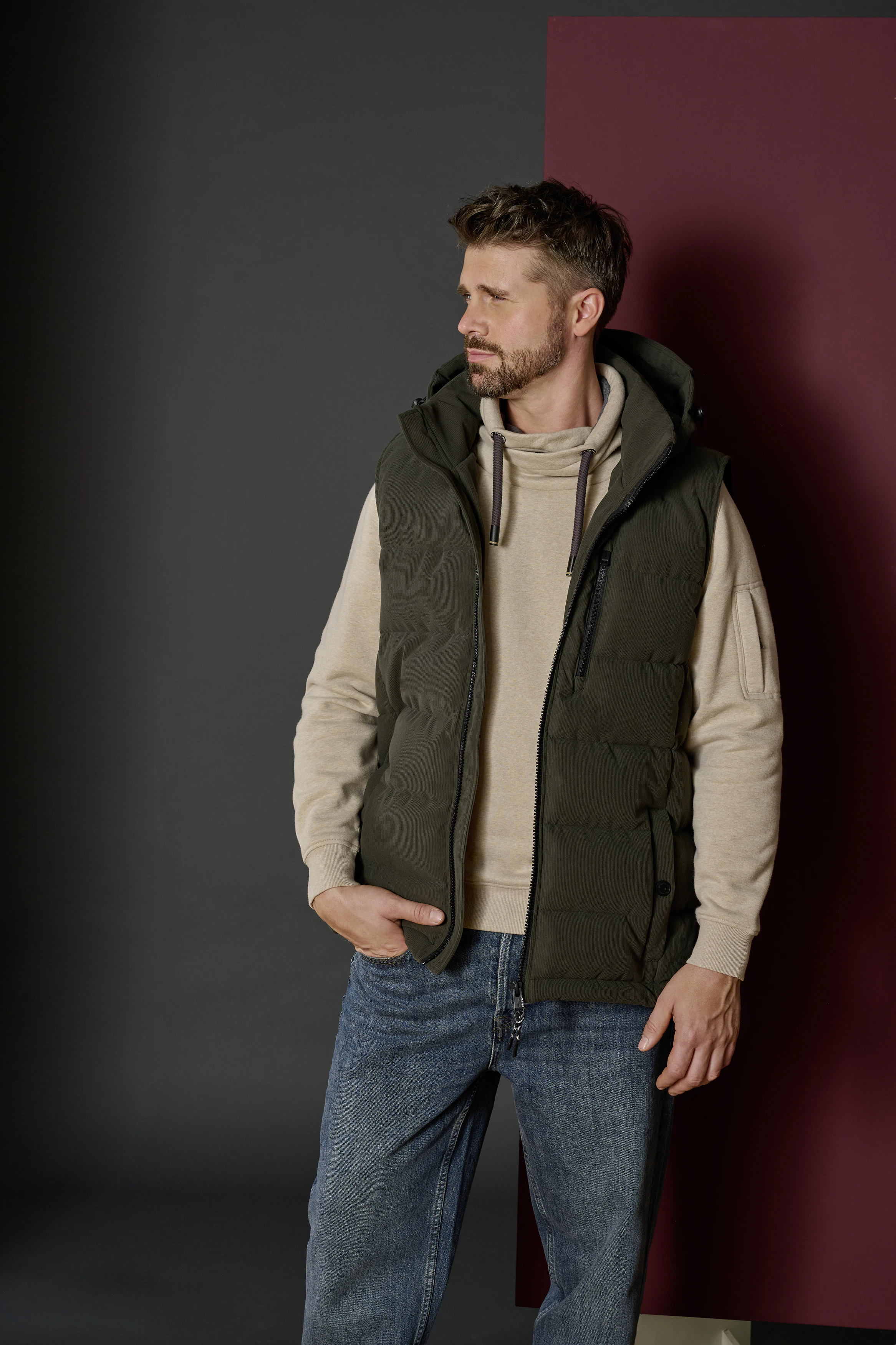 Thore Schölermann posiert mit einer grünen Weste von CASAMODA