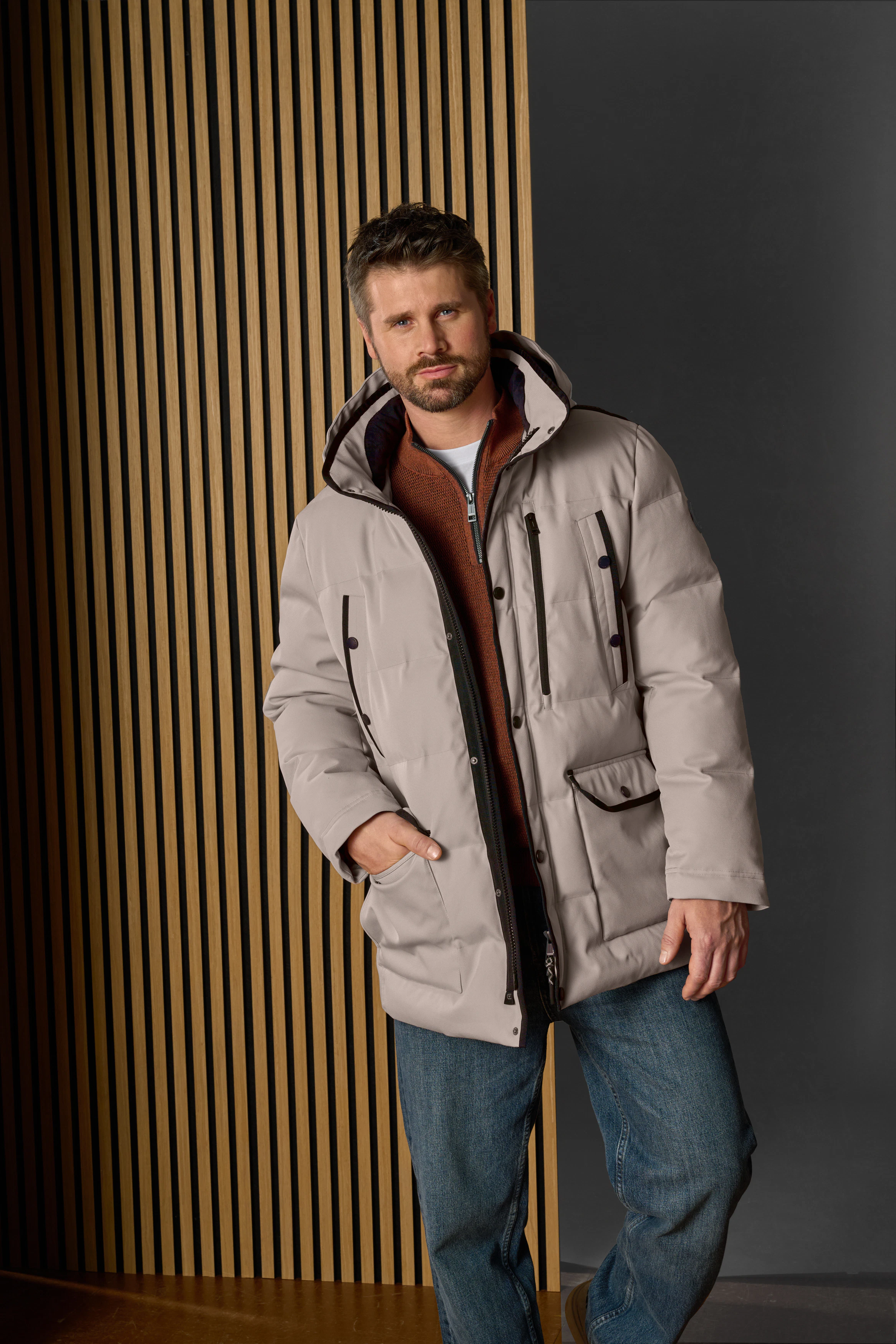 Thore Schölermann posiert mit einer beigen Winterjacke von CASAMODA