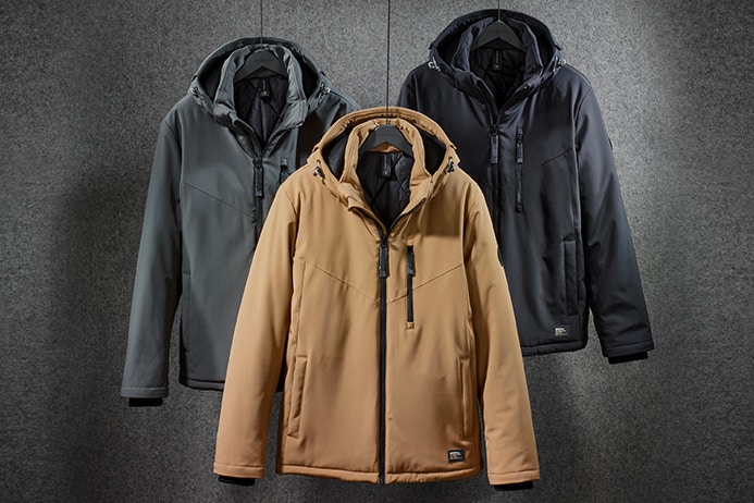 Funktionsjacken Vielfalt in verschiedenen Farben von CASAMODA hängen in der Luft